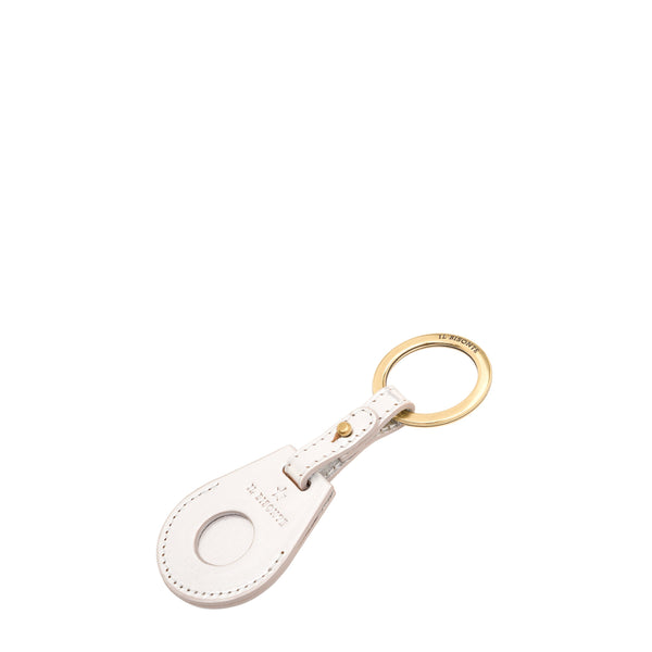 Nina | Women's air tag keyring in metallic leather color metallic silver — 
side view
