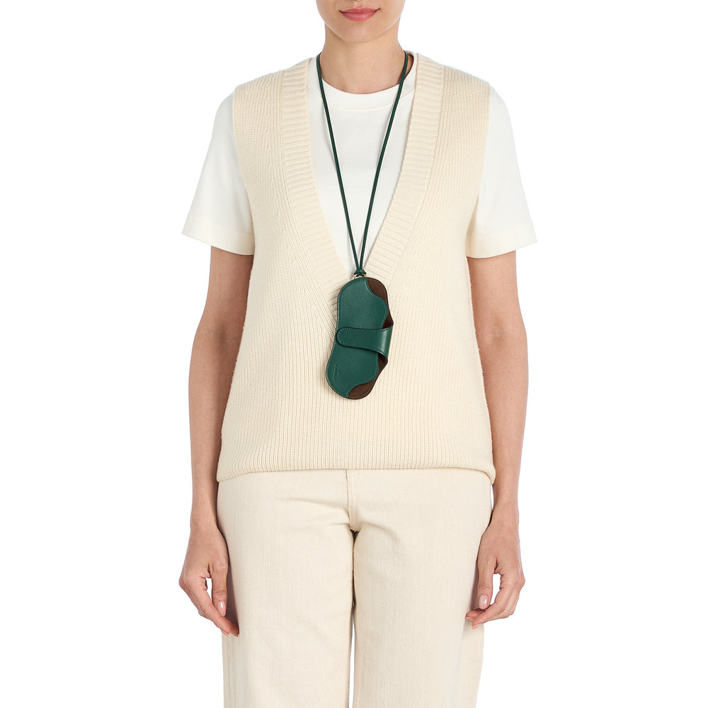 Nina | Custodia Occhiali da donna in pelle colore verde oleandro — 
lifestyle view
 — 2 of 4