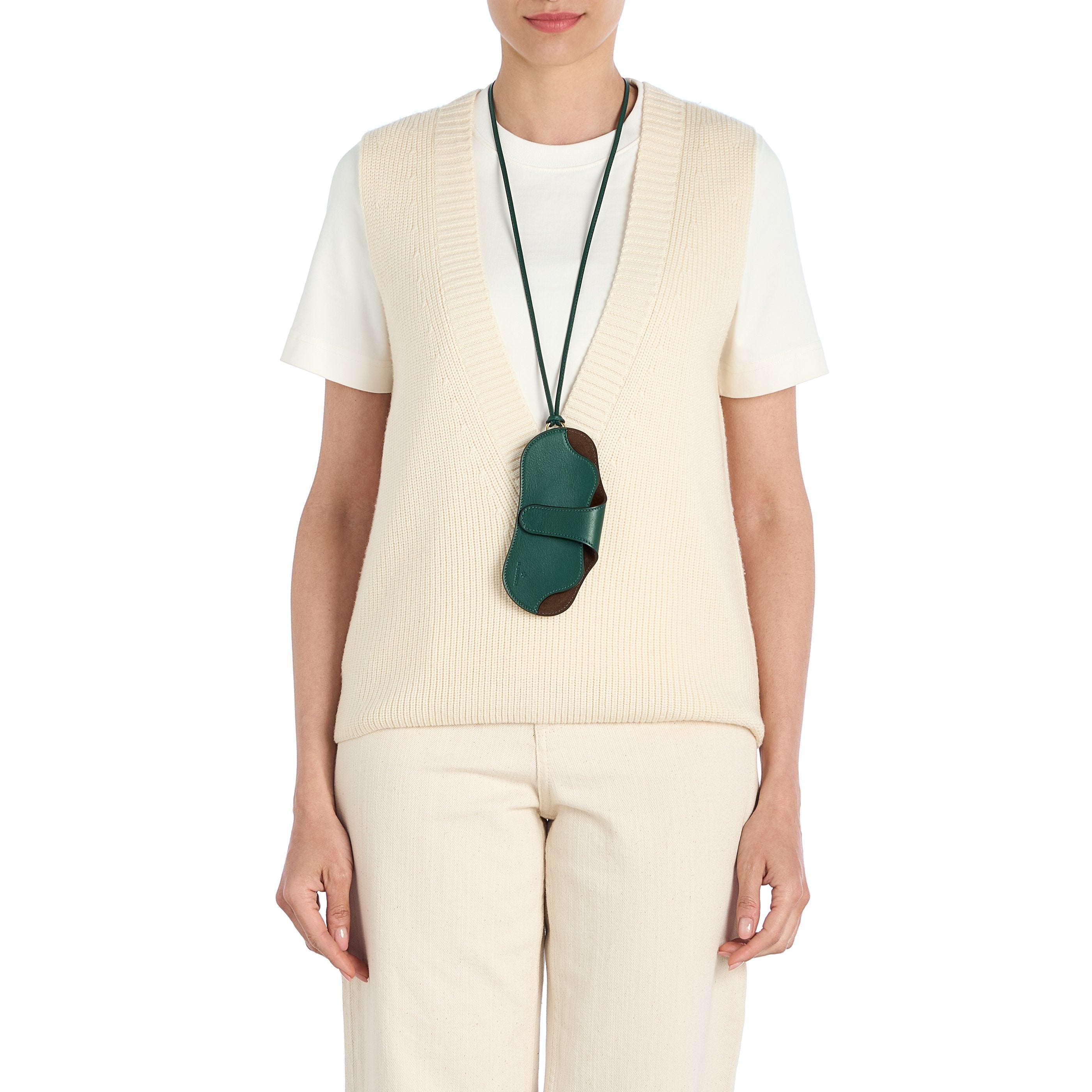 Nina | Custodia Occhiali da donna in pelle colore verde oleandro — 
lifestyle view
 — 2 of 4